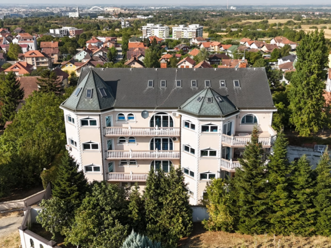 Большой жилой дом в пригородном районе