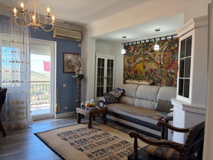 Уютная гостиная с диваном и ярким гобеленом