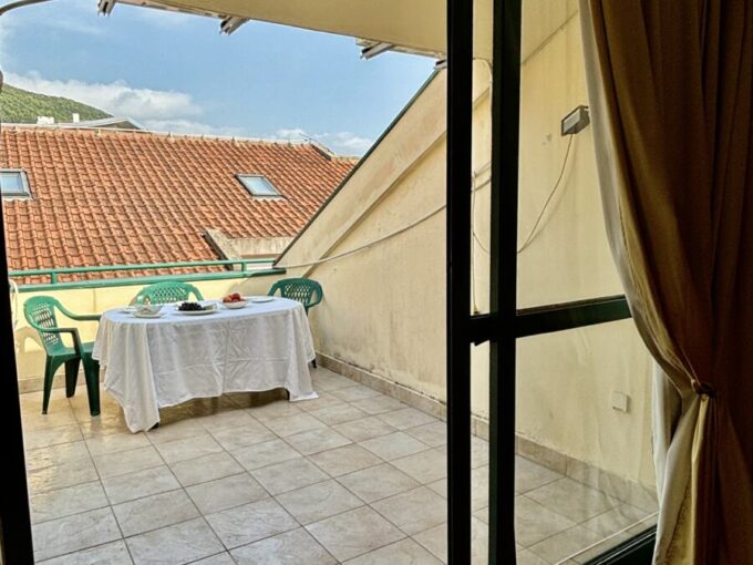 Балкон с столиком и видом на крыши